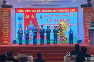 Bí thư Tỉnh ủy Bình Thuận tặng hoa Bộ đội Biên phòng tỉnh.