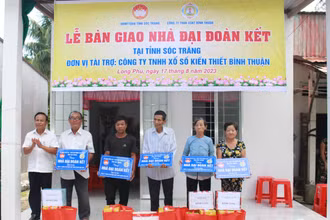 Ông Trần Văn Ly, Phó Bí thư Đảng ủy, Phó Giám đốc Công ty TNHH Xổ số kiến thiết Bình Thuận trao tặng nhà cho người có hoàn cảnh khó khăn.