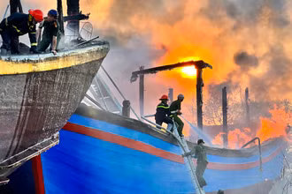 Vụ cháy khiến 11 tàu cá bị hư hỏng nặng.