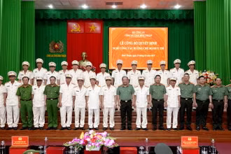 Các đồng chí nghỉ hưu trước hạn tuổi chụp ảnh lưu niệm.