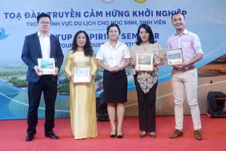 Sở Văn hoá, Thể thao và Du lịch tỉnh tặng quà lưu niệm cho diễn giả