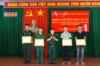 Khen thưởng các cá nhân cứu du khách nước ngoài.
