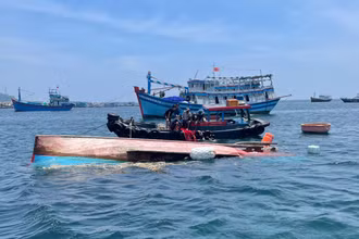 Tàu cá được đưa vào bờ.