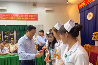 Tỉnh ủy Bình Thuận thăm, chúc Tết công an, bác sĩ trực đêm giao thừa
