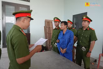 Công an công bố lệnh khám xét.