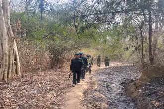 Lực lượng bảo vệ rừng đi tuần tra mùa khô.