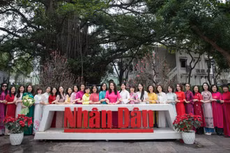 Nữ cán bộ, người lao động Báo Nhân Dân hưởng ứng “Tuần lễ áo dài”.