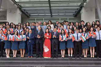 Tổng thống Bulgaria Rumen Radev cùng các đại biểu với sinh viên Học viện Ngoại giao.