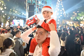 Nhiều gia đình cho các bạn nhỏ đến nhà thờ Lớn để tận hưởng không khí Noel.