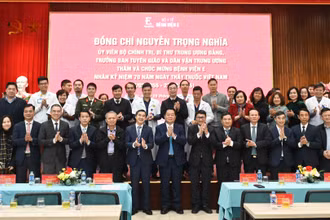 Trưởng Ban Tuyên giáo và Dân vận Trung ương Nguyễn Trọng Nghĩa với các y, bác sĩ, nhân viên y tế Bệnh viện E. 