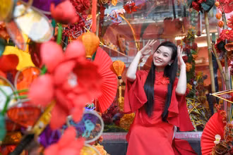 Phố Hàng Mã ngập tràn sắc đỏ, giới trẻ đổ xô đến "check in" trước thềm Tết Trung thu.