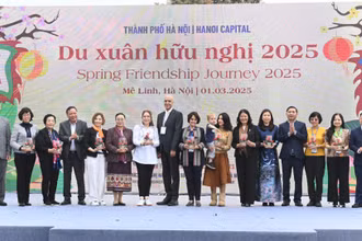 Những món quà là sản phẩm của Mê Linh gửi tặng các Đại sứ, phu nhân Đại sứ nhân ngày Quốc tế Phụ nữ 8/3.