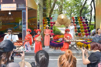 Không gian văn hóa " Ứng Hòa miền di sản ngoại ô" được trang trí, tạo hình bằng những bó hương nhiều mầu sắc kết hợp cùng âm nhạc truyền thống.