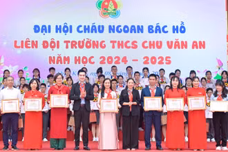 Thành đoàn-Hội đồng Đội Thành phố Hà Nội trao tặng Bằng khen và Giấy chứng nhận cho các cá nhân và tập thể tiêu biểu có thành tích xuất sắc trong công tác tổ chức Mô hình điểm Đại hội Cháu ngoan Bác Hồ, khối THCS năm học 2024-2025.