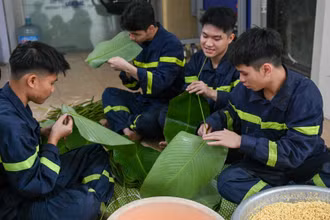 Các chiến sĩ trẻ đội Phòng cháy chữa cháy và Cứu nạn cứu hộ, Công an quận Bắc Từ Liêm cùng nhau gói bánh chưng.