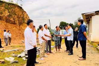 Lãnh đạo UBND huyện A Lưới thăm các hộ dân bị hư hỏng nhà cửa do dông , lốc, sét.