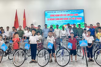 Những phần quà đến trước thềm năm học mới được hi vọng sẽ giúp các em tự tin hơn khi đến trường.