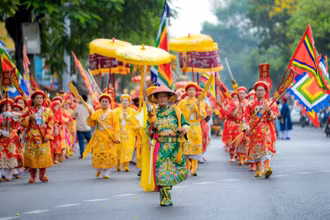 Nghi thức rước Mẫu trong lễ hội điện Huệ Nam diễn ra trên đường phố Huế