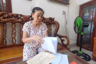 Bà Trần Thị Tâm trên chiếc ghế ngủ nhờ ở nhà người quen.