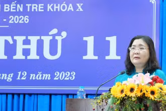 Đồng chí Hồ Thị Hoàng Yến, Chủ tịch Hội đồng nhân dân tỉnh Bến Tre phát biểu tại kỳ họp.