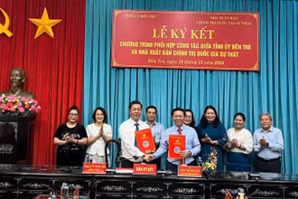 Tỉnh ủy Bến Tre và Nhà xuất bản Chính trị quốc gia Sự thật ký kết chương trình phối hợp. (Ảnh: HOÀNG TRUNG)