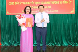 Phó Bí thư Thường trực Tỉnh ủy Bến Tre Trần Thanh Lâm trao quyết định bổ nhiệm đồng chí Nguyễn Trúc Hạnh giữ chức Trưởng Ban Tuyên giáo Tỉnh ủy. (Ảnh: HOÀNG TRUNG)