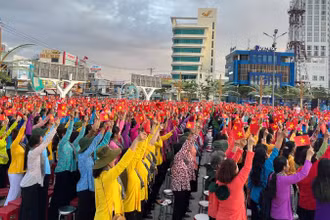 Phụ nữ tỉnh Bến Tre tham gia các hoạt động kỷ niệm 65 năm Phong trào Đồng khởi. (Ảnh: HOÀNG TRUNG)
