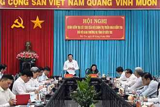 Đoàn kiểm tra của Bộ Chính trị triển khai kiểm tra tại tỉnh Bến Tre. (Ảnh: HOÀNG TRUNG) 
