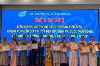 Tặng Bằng khen cho nữ tín đồ tôn giáo tiêu biểu tại tỉnh Bến Tre. (Ảnh: HOÀNG TRUNG)