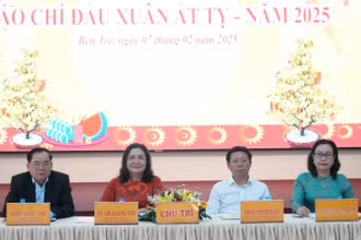 Lãnh đạo tỉnh Bến Tre chủ trì buổi Họp mặt báo chí Xuân Ất Tỵ 2025. (Ảnh: HOÀNG TRUNG)