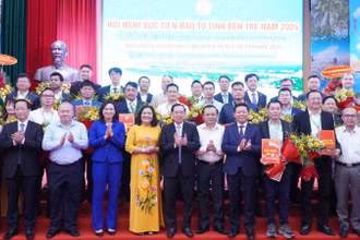 Nhà đầu tư cùng lãnh đạo chính quyền địa phương tại Hội nghị xúc tiến đầu tư tỉnh Bến Tre năm 2024. (Ảnh: HOÀNG TRUNG)