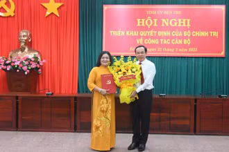 Đồng chí Nguyễn Văn Nên trao quyết định của Bộ Chính trị chuẩn y cho đồng chí Hồ Thị Hoàng Yến giữ chức Bí thư Tỉnh ủy Bến Tre. (Ảnh: HOÀNG TRUNG)