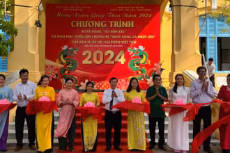 Ban Tổ chức thực hiện nghi thức cắt băng khai mạc chương trình "Tết sum vầy" và Triển lãm chuyên đề "Khát vọng-Vượt lên".