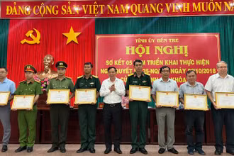 Chủ tịch Ủy ban Nhân dân tỉnh Bến Tre trao bằng khen cho các cá nhân đạt thành tích xuất sắc.