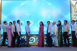 Đại biểu thực hiện nghi thức chạm nút phát động “Chương trình bình chọn điểm đến du lịch hấp dẫn Thành phố Hồ Chí Minh và 13 tỉnh, thành phố đồng bằng sông Cửu Long năm 2024”.
