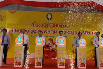 Lãnh đạo tham dự lễ khai trương loại hình xổ số tự chọn thủ công.