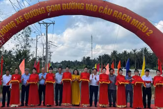 Đại biểu tham dự buổi Lễ thực hiện nghi thức cắt băng thông xe Dự án Đường gom đường vào cầu Rạch Miễu 2. (Ảnh: HOÀNG TRUNG)