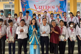 Đại biểu trao quà cho các cháu thiếu nhi tại xã đảo Tam Hiệp.