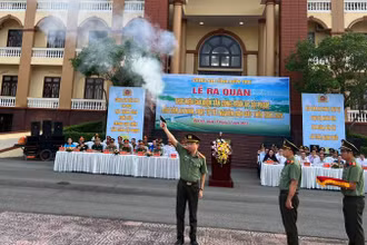 Đại tá Trương Sơn Lâm, Giám đốc Công an tỉnh Bến Tre bắn súng phát lệnh ra quân thực hiện cao điểm tấn công, trấn áp tội phạm.