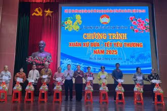 Lãnh đạo tỉnh Bến Tre trao quà Tết cho người nghèo, người có hoàn cảnh khó khăn. (Ảnh: HOÀNG TRUNG)