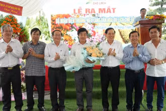 Lãnh đạo tỉnh Bến Tre tặng hoa chúc mừng trong buổi lễ ra mắt nhận diện thương hiệu Làng Văn hóa-Du lịch Chợ Lách. (Ảnh: HOÀNG TRUNG)