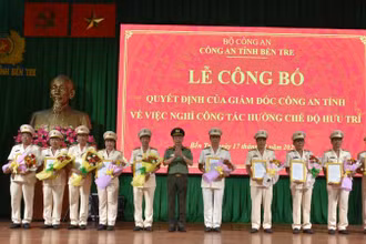 Đại tá Trương Sơn Lâm, Giám đốc Công an tỉnh Bến Tre, trao quyết định nghỉ hưu cho các đồng chí lãnh đạo Trưởng phòng, Trưởng Công an huyện. (Ảnh: HOÀNG TRUNG)