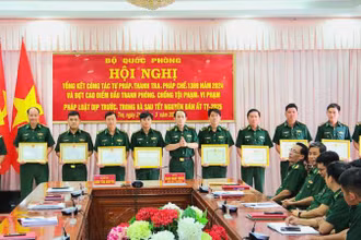 Bộ Chỉ huy Bộ đội Biên phòng tỉnh Bến Tre khen thưởng tập thể, cá nhân triệt phá đường dây mua bán người trên biển. (Ảnh: HOÀNG TRUNG)
