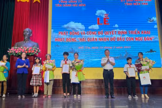 Đại biểu tham dự buổi lễ trao quyết định đỡ đầu 5 con em ngư dân.