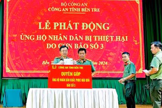 Công an tỉnh Bến Tre tổ chức phát động ủng hộ đồng bào thiệt hại do bão, lũ. (Ảnh: HOÀNG TRUNG)