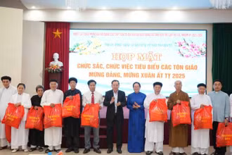 Lãnh đạo tỉnh Bến Tre tặng quà lưu niệm cho chức sắc tiêu biểu các tôn giáo. (Ảnh: HOÀNG TRUNG)
