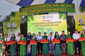 Đại biểu thực hiện nghi thức khai mạc Ngày hội Văn hóa, Thể thao, Du lịch và Ẩm thực Xứ Dừa năm 2025. (Ảnh: HOÀNG TRUNG)