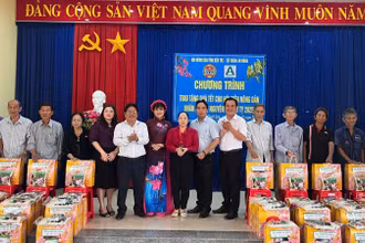 Lãnh đạo Hội Nông dân, chính quyền địa phương cùng đơn vị tài trợ trao quà Tết cho hội viên nông dân. (Ảnh: HOÀNG TRUNG)