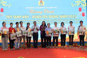 Lãnh đạo tỉnh Bến Tre trao quà tết cho công nhân, lao động có hoàn cảnh khó khăn. (Ảnh: HOÀNG TRUNG)
