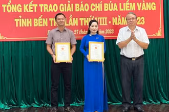 Ban Tổ chức trao giải Nhất cho nhóm tác giả đoạt giải.